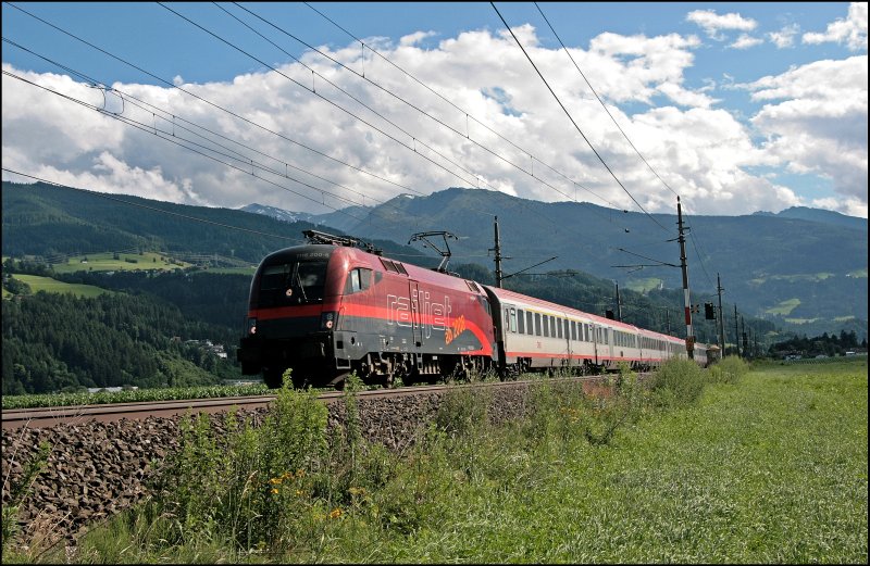 Die Wiener 1116 200  RAILJet  wird mit ihrem OEC 663, Feldkirch - Wien West, bei schwaz von vielen Fotografen auf den Chip gebannt.

