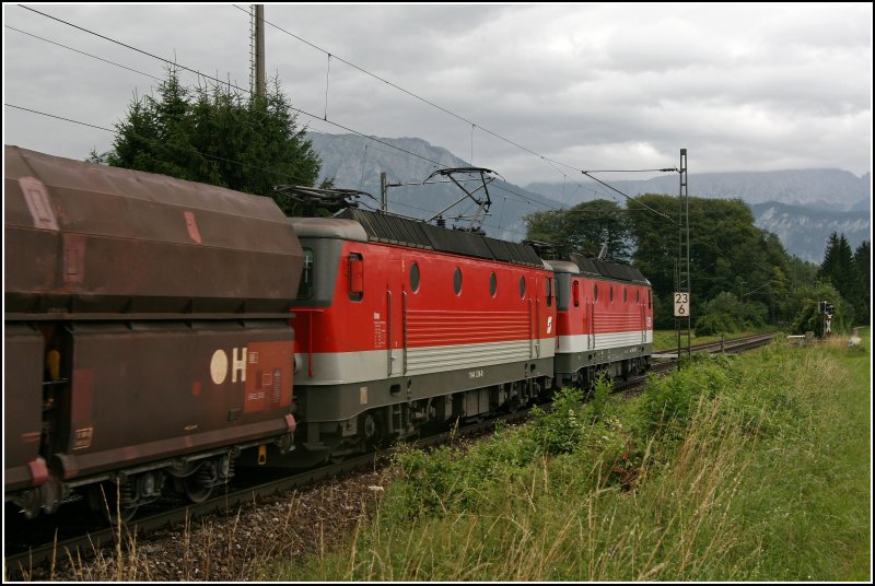 Die Wiener 1144 268, (mit BB Wortmarke aber leicht ausgebleichten Lack) und die Innsbrucker 1144 234, (mit  Pflatsch  aber sauberen Lack) fahren mit dem leeren Kalkzug nach Tirol. Auf der 238 ist schon der Traktionsname entfernt worden...