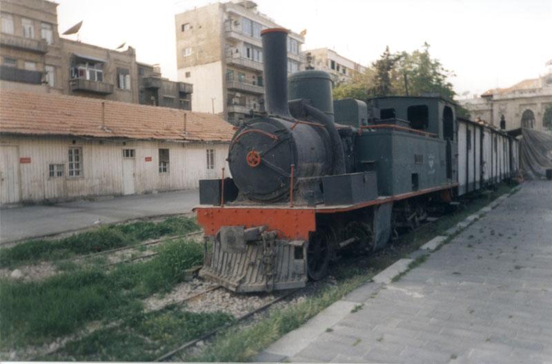 Die ?Winterthur? Lok No.751. Im Hintergrund sind Gterwaggons, die Zurzeit als Lagerrume des Hijaz-Cafes genutzt werden( April 2002)