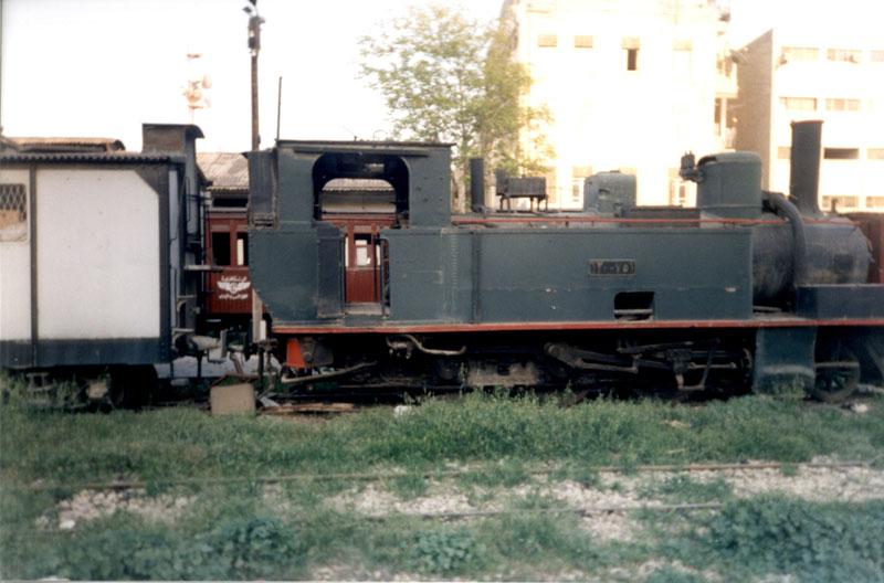 Die ?Winterthur? Lok No.751. Im Hintergrund sind Gterwaggons, die Zurzeit als Lagerrume des Hijaz- Cafes genutzt werden( April 2002)