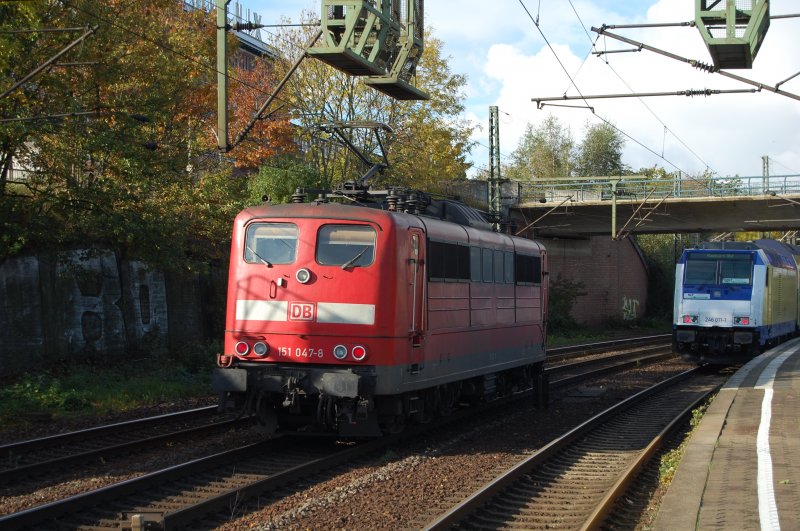 Die Winterzeit steht vor der Tr und das kann man auch gut am Sonnenstand erkennen. Wo sonst die Gleise voll ausgeleuchtet sind, fallen sie jetzt in den Schatten. So auch bei 151 047, die am 17.10.2008 Lz durch HH-Harburg fhrt
