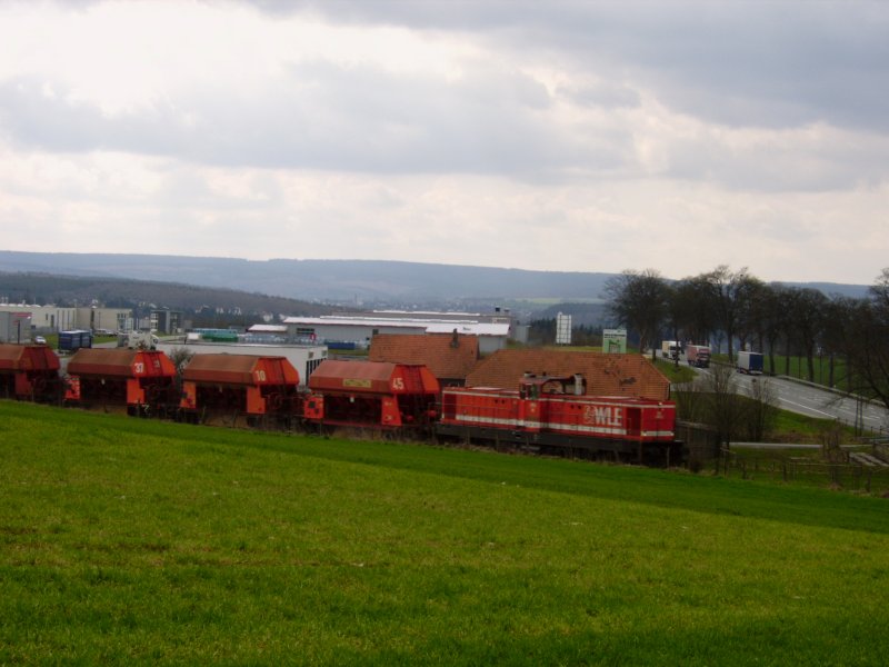 Die WLE 30 bezwingt mit einem vollen Zug aus den Warsteiner Steinbrchen den westflischen Semmering Richtung Lippstadt.