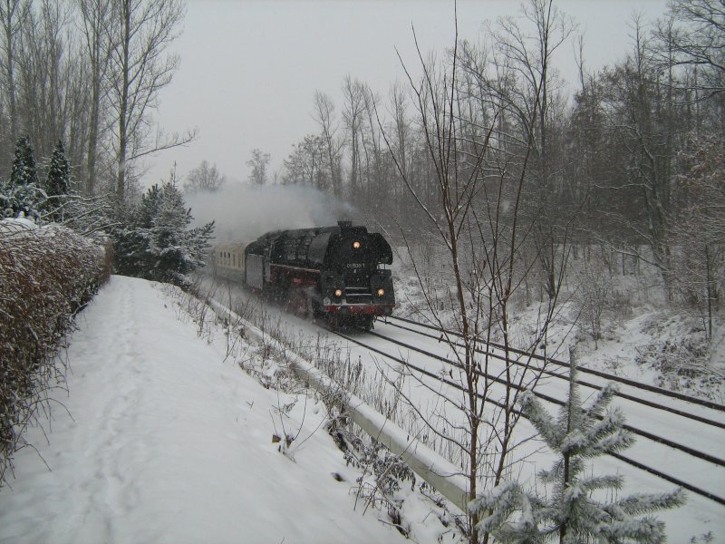 Die Woche fngt ja gut an! 
Am 16.02.2009 erst Schneegestber und dann 01 1533-7 auf dem Weg von Lbau nach Dresden kurz vor dem Bahnhof Bautzen.