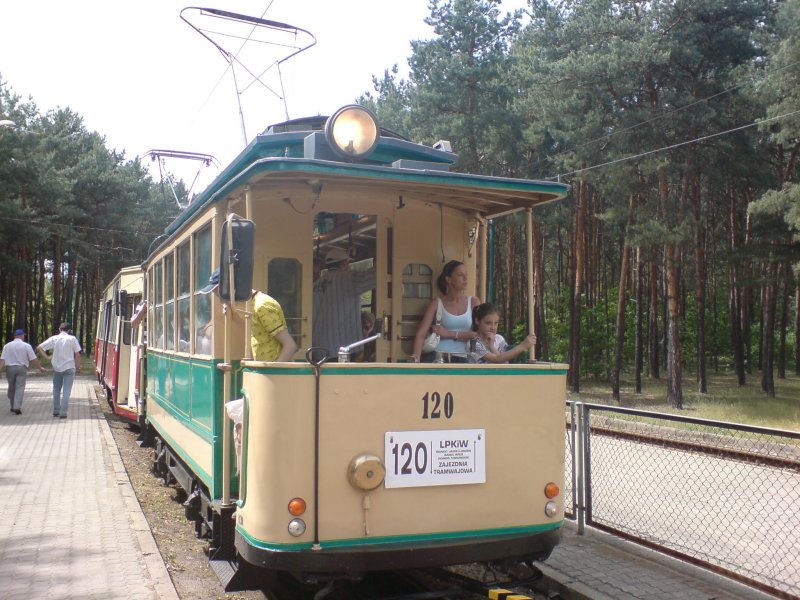 Die wohl lteste Trambahn in Bydgoszcz.
Auf dem Foto ist eine Herbrandt Tram zu sehen, das Baujahr dieser Tram ist ca.1890, die Elektronik ist von AEG.
Restauriert wurde die Bahn im Jahr 1988.

