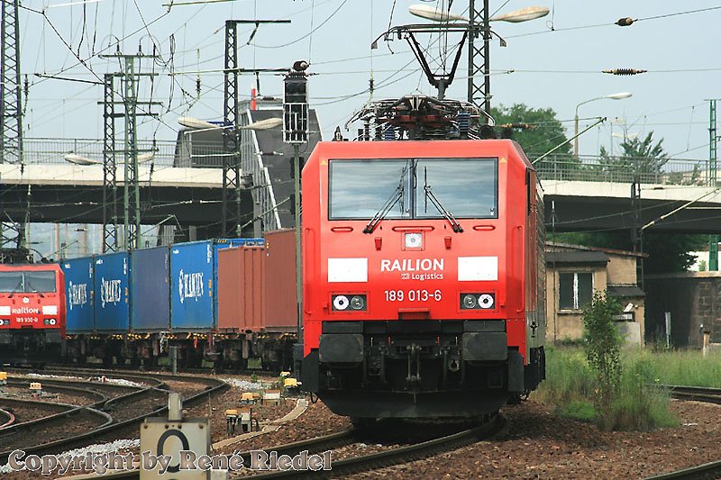 Die wohl sauberste Lok, die ich jemals gesehen habe. Railion schickte mal die 189 013-6 Richtung Pirna. Diese Aufnahme entstand am 5.6.2007 in Dresden-Friedrichstadt.