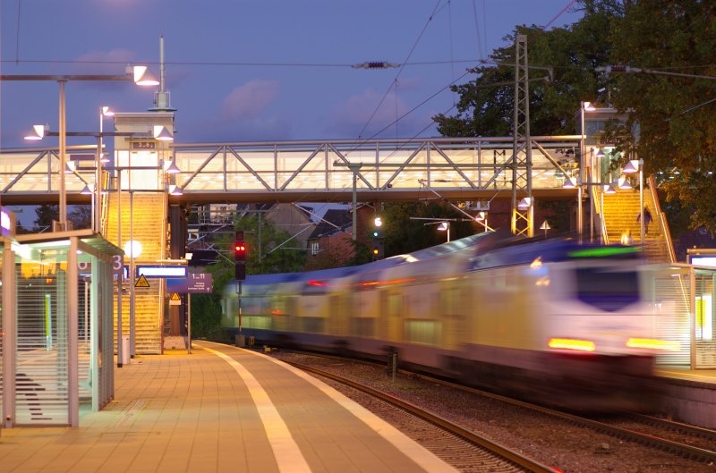 Die Wohlau Brcke (Bahnhofsbrcke) von Buchholz(Nordheide) mit in Richtung Harburg abfahrendem Metronom im Vordergrund am 14.10.2009 zur blauen Stunde.

 Jan Schuur 2009