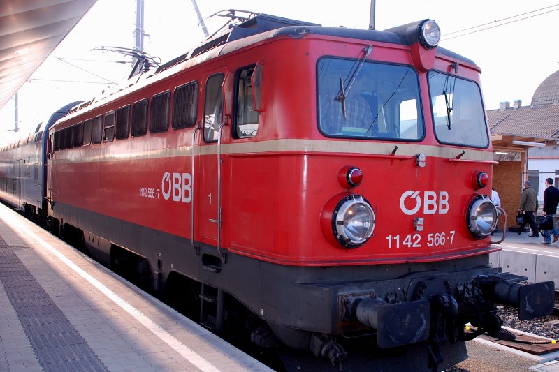 Die wunderschne Altlack-1142 1142 566 mit einem Regionalexpress nach Amstetten. Am 9.4.2009 im Bahnhof St.Plten.