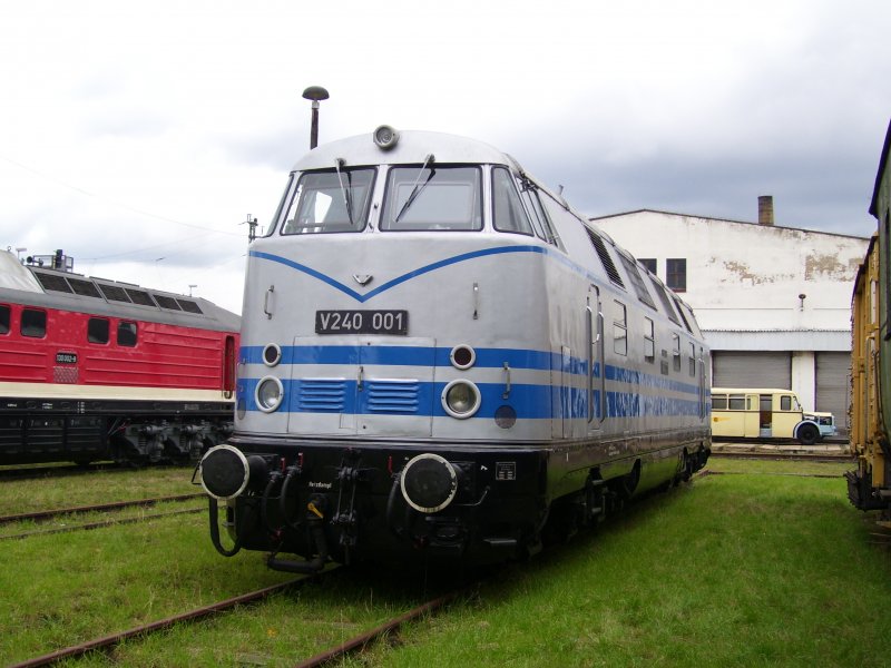 Die wundersch�ne V 240 001 am 03.10.08 zum Saisonabschluss im BW Dresden Altstadt.