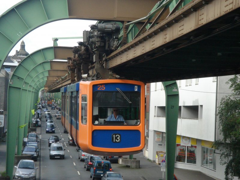 Die Wuppertaler Schwebebahn bei der Einfahrt in den Bahnhof Bruch. Aufgenommen am 27.08.07