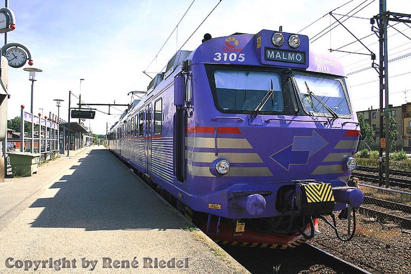 Die X11 3105 steht in Hr zur Abfahrt nach Malm bereit. Diese Aufnahme entstand am 10.6.2007.