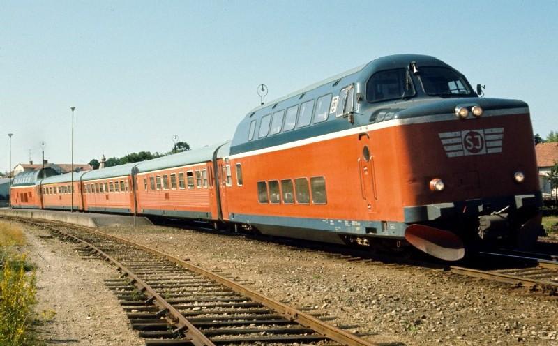 Die Y3 triebzug verlsst der bahnhof Brkne-Hoby zum weiterfahrt nach Karlskrona in Jahr 1974