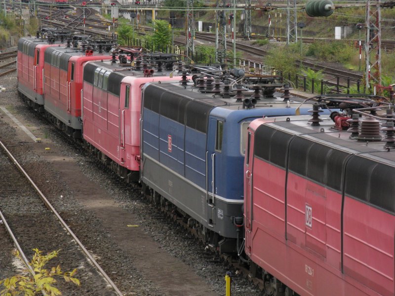 Die z-gestellten 181 201(blau) und 181 203 stehen mit ihren Schwesterloks am 17.10.09 in Frankfurt(Main).