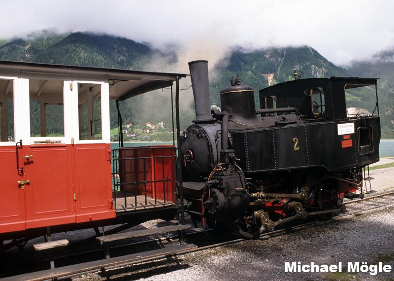 Die Zahnradbahn am Achensee steht an der Endstation Seespitz zur Abfahrt nach Jenbach bereit. 08.1999