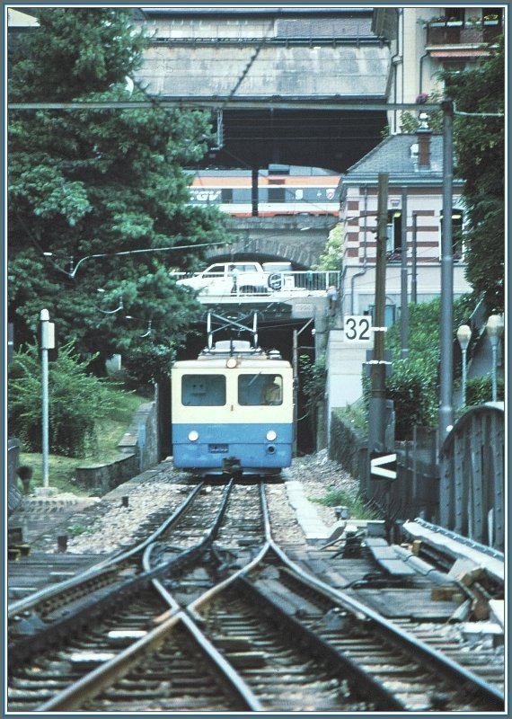 Die Zahnradbahn war normalspurig und deshalb mit sehr breiten Wagen ausgerstet.Eine He 2/2  nhert sich der Ausweichstelle Montriond. Darber ist die Halle des Lausanner Bahnhofs zu erkennen mit einem TGV Sudest. (Archiv 08/94)