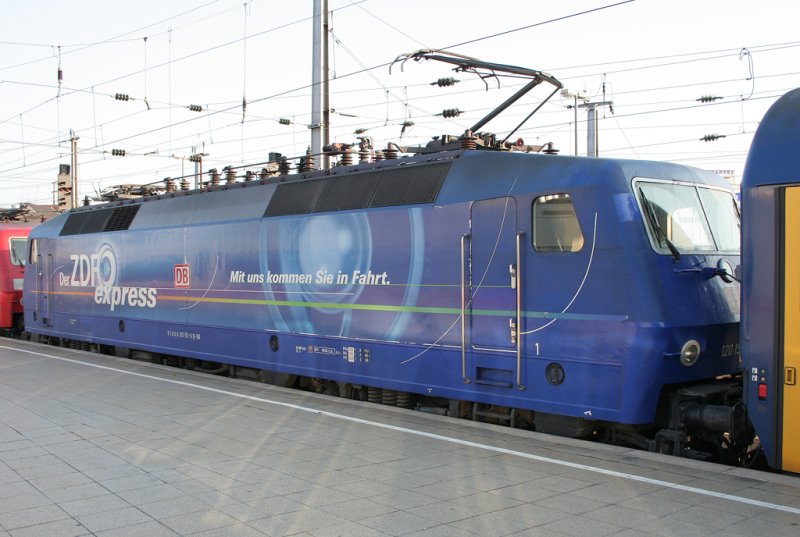 Die ZDF 120 151-5 zog in Doppeltraktion einen D-Zug in den K�lner HBF ein, aufgenommen am 21.09.2009