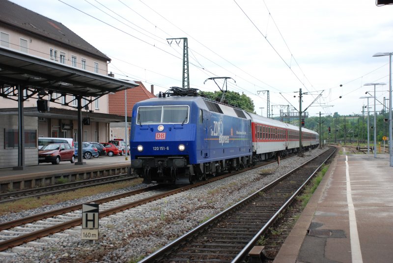 Die ZDF-Lok (120 151-6) bei der Durchfahrt im Bahnhof Plochingen Richtung Stuttgart am 5.05.2009.