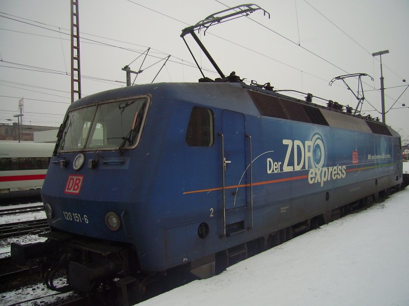 Die  ZDF-Lok 120 151-6 stand am 02.01.2009 in Hannover hauptbahnhof.Sie ist eine der ersten Werbeloks der DB AG.