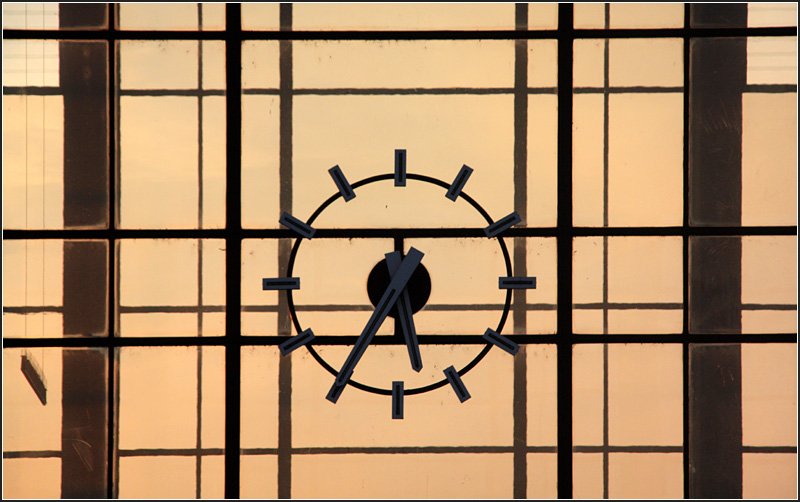Die Zeit im Glas -

Die Bahnhofsuhr des Heidelberger Hauptbahnhofes. Man blickt hier durch die beiden Glaswände der Bahnhofshalle in den Abendhimmel. 

28.02.2009 (M)