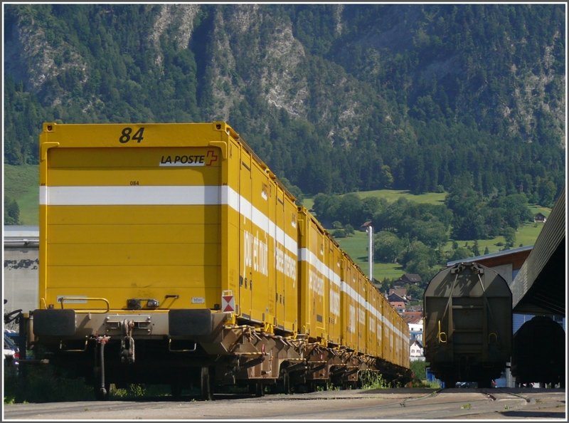 Die Zeit der klassischen Postwagen ist schon fast vorbei. Postcontainer im Logisticcenter Landquart Ried. (09.07.2008)