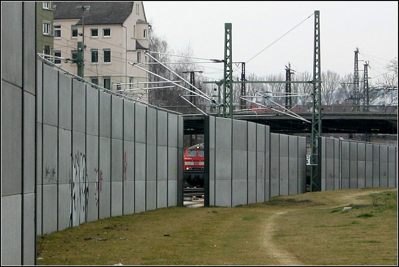 Die Zeiten für die Bahnfotografen werden härter! 

Lärmschutzwand an der Bahnstrecke nahe der Donaubrücke in Ulm. Die Donaubrücke selbst wurde ebenfalls mit diesen Wänden zugebaut, das beliebte Bahnmotiv Donaubrücke mit Münster im Hintergrund ist dadurch nicht mehr möglich. Der Lärmschutz (der ja schon wichtig ist) wird leider erkauft durch weitere optische Zerstörung unserer Städte und Landschaften. 

15.03.2008 (M)