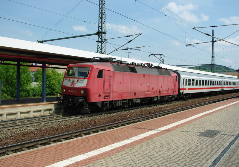 Die ziemlich fertige 120 117-7 mit ihrem IC nach Frankfurt beim Halt in Eisenach. 21.05.2009.