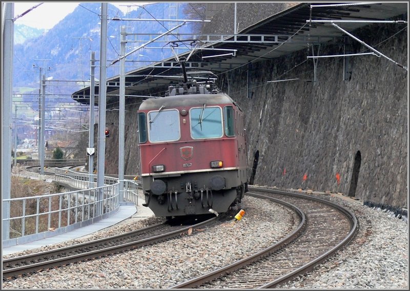 Die ziemlich schmutzige Re 4/4 III 11367 fhrt durch Mhlehorn Richtung Sargans. (10.03.2008)