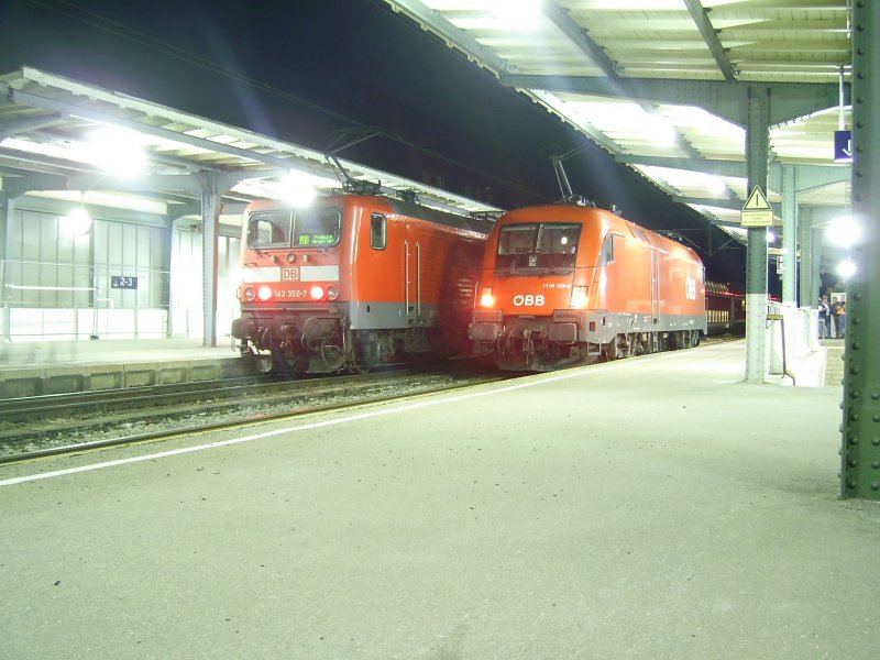 die zu Testzwecken im Bf Titisee befindliche 182er (mit �BB Anstrich) steht auf Gleis 2 neben einem Personenzug (143er) nach Freiburg