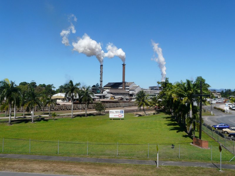Die Zuckermhle von Tully in Queensland am 16.7.2009. Vor der Fabrik sieht man zahlreiche vollbeladene Zuckerrohrwagen.