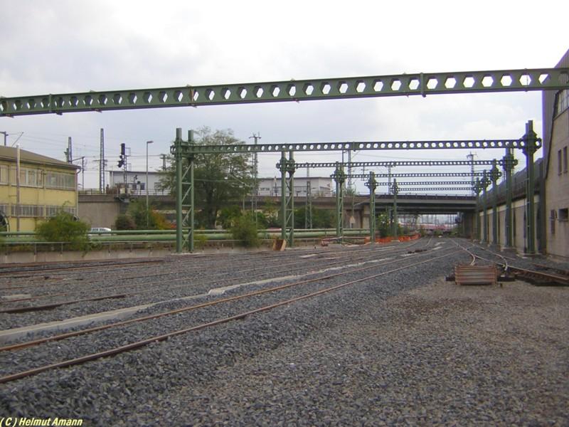 Die Zufahrtsgleise zur im Bau befindlichen S-Bahn-Werkstatt
auf dem Gelnde des alten Postbahnhofes in Frankfurt am Main
waren am 02.10.2005 auch schon verlegt und eingeschottert.