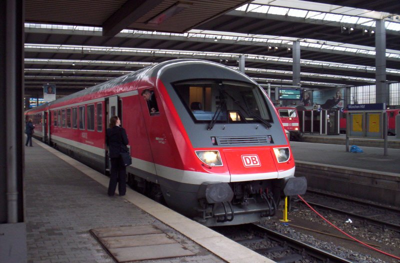 Die Zugbegleiterin des RE 4048 redet noch kurz mit dem Triebfahrzeugfhrer bis die fahrt um 17:05 mit ca. 200 Km/h nach Nrnberg geht. Mnchen Hbf am 24.03.2007