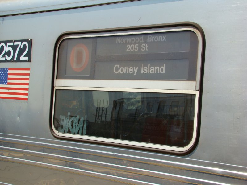Die Zugbeschilderung der New Yorker Subway. Hier die Linie D von Norwood/205 Street nach Coney Island / Stillwell Avenue. Aufgenommen auf Coney Island am 17.04.08