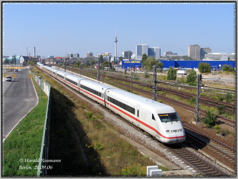 Die Zugfahrten dieser ICE2-Einheiten endeten gerade in Berlin Ostbahnhof (im Hintergrund). Nun sind sie auf dem Weg ins ICE-Werk nach Berlin-Rummelsburg. Berlin Warschauer Str, 21.09.06. 
