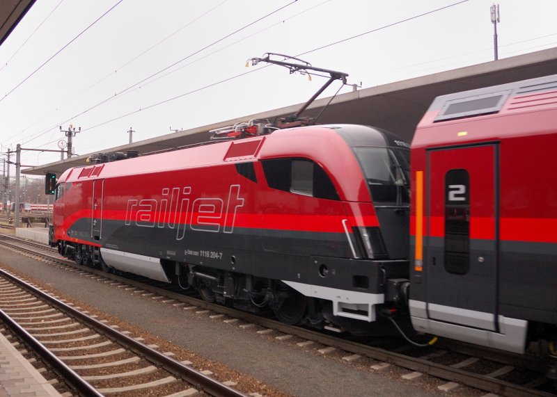 Die  Zugseite  von 1116 204-7 bei der Ausfahrt aus Linz Hbf. Man sieht aufgrund des Lok-Wagen-Designs sofort, ob das Zugpferd  richtig  am Zug steht. (10.11.2008).