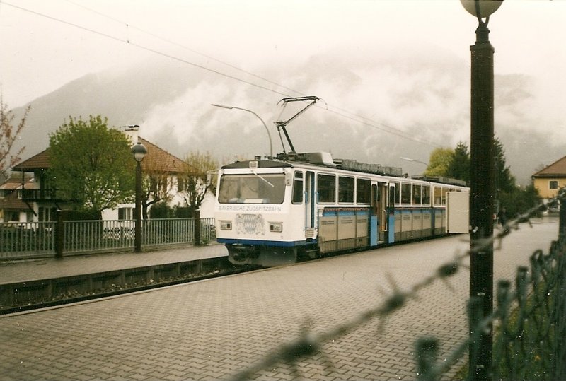Die Zugspitzbahn im Mai 1998 in der Talstation von Garmisch Partenkirchen.