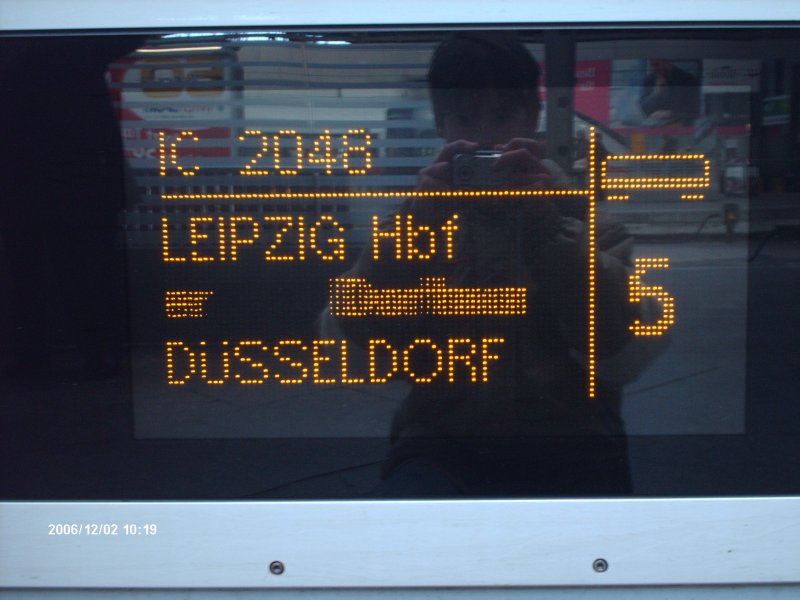 Die Zugzielanzeige des IC 2048 von Leipzig Hbf nach D�sseldorf Hbf.