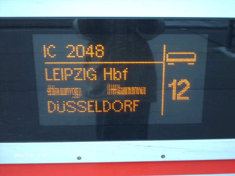 Die Zugzielanzeige des IC 2048(Wagen12 = Steuerwagen) von Leipzig hbf nach Dsseldorf.
