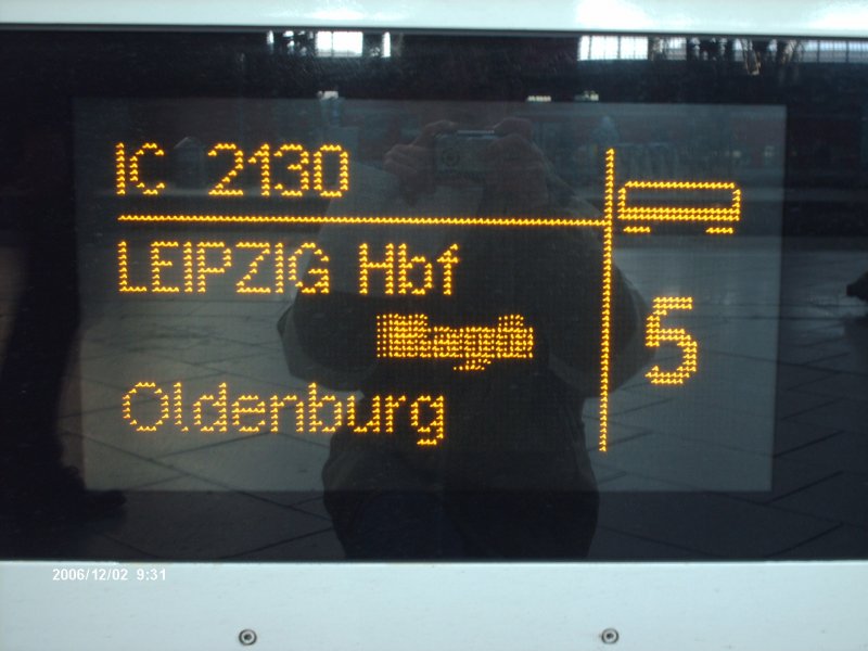 Die Zugzielanzeige des IC 2130 von Leipzig Hbf nach Oldenburg(Old) �ber Halle(Saale)Hbf, K�then, Magdeburg, Hannover und Bremen Hbf.