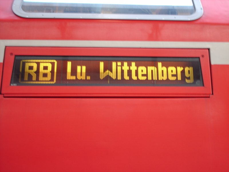 Die Zugzielanzeige des RB 26940 von Leipzig Hbf nach Lutherstadt Wittenberg.