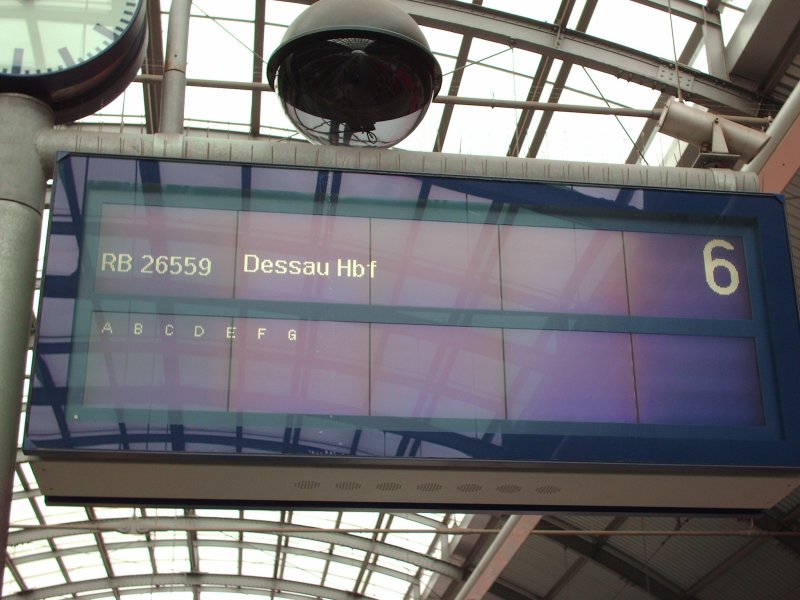 Die Zugzielanzeige in Halle(Saale)Hbf an Gleis6. Gleich kommt RB von Dessau Hbf und endet in Halle(Saale)Hbf.