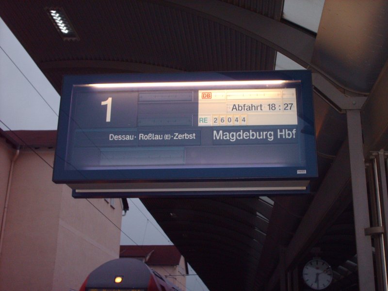 Die Zugzielanzeige zeigt an, dass der RE 26044 nach Magdeburg Hbf fhrt. Die Abfahrtszeit im Bitterfelder Bahnhof ist 18.27 Uhr.