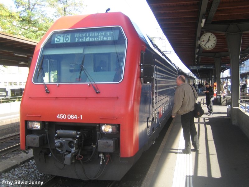 Die Zukunft auf der S16 hat begonnen. Denn bereits seit Juni wurden zwei Umlufe nun auch unter Woche auf DPZ umgestellt, nachdem am Wochenende vollstndig Doppelstcker auf der S16 fuhren. Am 17.10.08 steht die Re 450 064-1 ''City of Osaka'' in Zrich Oerlikon.