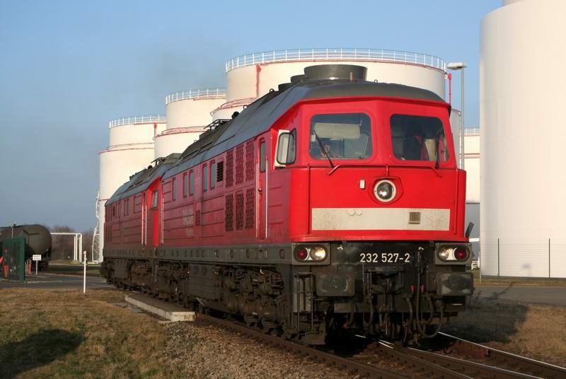die zwei 232 fahren nach dem Zustellen der Kesselwagen zum Tanklager Emleben wieder zurck in den bahnhof.