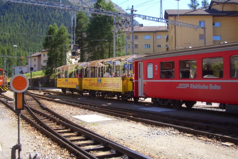 Die zwei Aussichtswagen, am R 1656 in Pontresina.
26.06.09