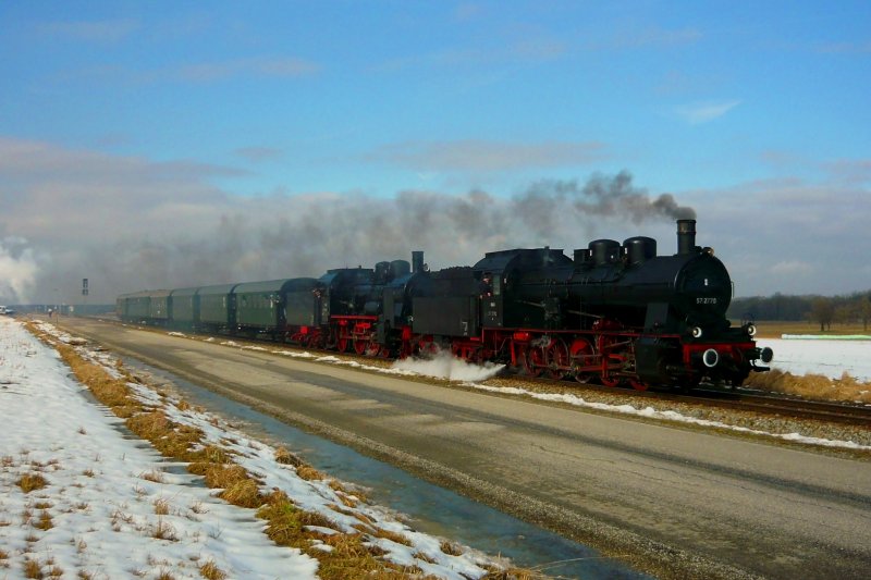 Die zwei Dampfloks 57.2770 und 638.1301 dampfen in Richtung Gurten. 28.02.2009