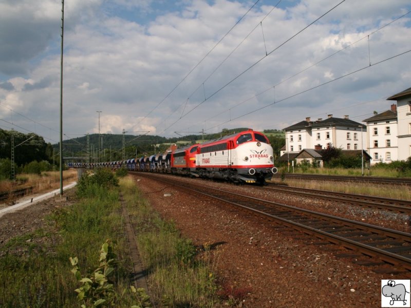 Die zwei Nohab Loks V 170 1142 (Weie Lackierung) und V 170 1125 (Santa Fe hnliche Lackierung) der Eichholz Rail GmbH ziehen einen Schotterzug durch den Bahnhof Pressig-Rothenkirchen (Landkreis Kronach). Die Aufnahme entstand am 18. Juni 2008