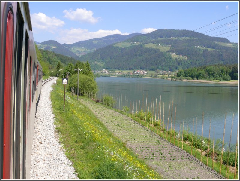 Die zweistndige Fahrt entlang der Drau/Drava von Bleiburg nach Maribor kann ich nur empfehlen, zumal sich bei den Triebwagen der Gattung 813 noch die Fenster ffnen lassen. Die Drau wird hier alle paar Kilometer gestaut, wodurch der Eindruck eines riesigen Sees entsteht. (14.05.2008)