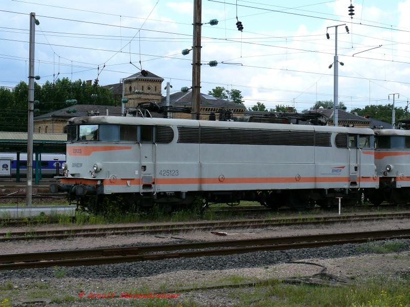 Die Zweisystemellok BB25123 fr den innerfranzsischen Verkehr steht hier noch in Thionville (Diedenhofen) mit dem Bahnhofsgebude im Hintergrund .
Die Lok wurde 1964/65 in Dienst gestellt und 2007 ausgemustert.

30.07.2007 Thionville