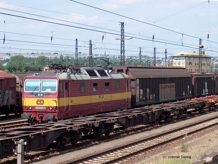 Die Zweisystemlok 372 011 (siehe auch BR 180 DB) fhrt mit einem Gterzug in Richtung Tschechien (Dresden-Friedrichstadt 17.06.03)
