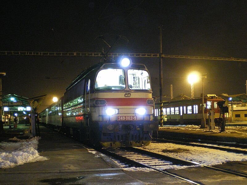 die Zweisystemlokomotive ČD 340 062 am 28.11.2007 steht mit dem ER 1933 im Bahnhof Česk Budějovice zur Abfahrt bereit