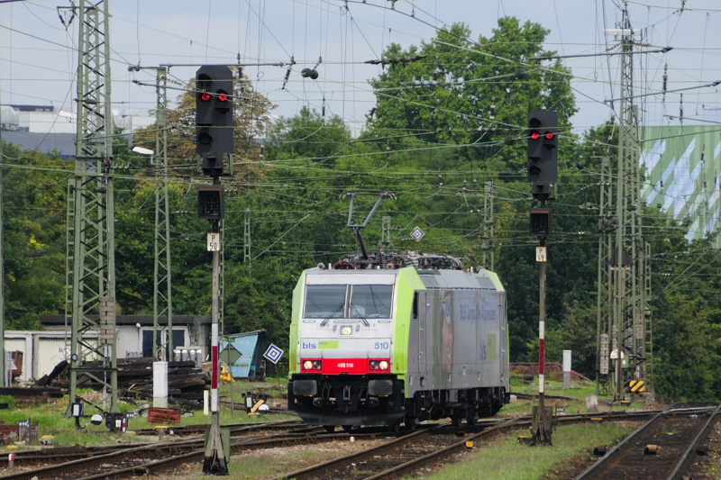 Die zweite Disziplin: Katz und Maus-Spiel mit dem Fotografen. Sie fuhr mir ein weiteres Mal unbemerkt zwischen abgestellten Gterwagen und Loks durch Basel Badischer Bahnhof. Erst in der Ausfahrt mit Tele erlegt: 486 510  Alpinisti . (10.08.09).